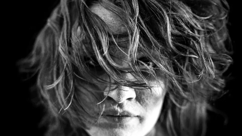 Grunge hairstyles or glam grunge, what’s your vibe?