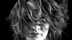 Grunge hairstyles or glam grunge, what’s your vibe?